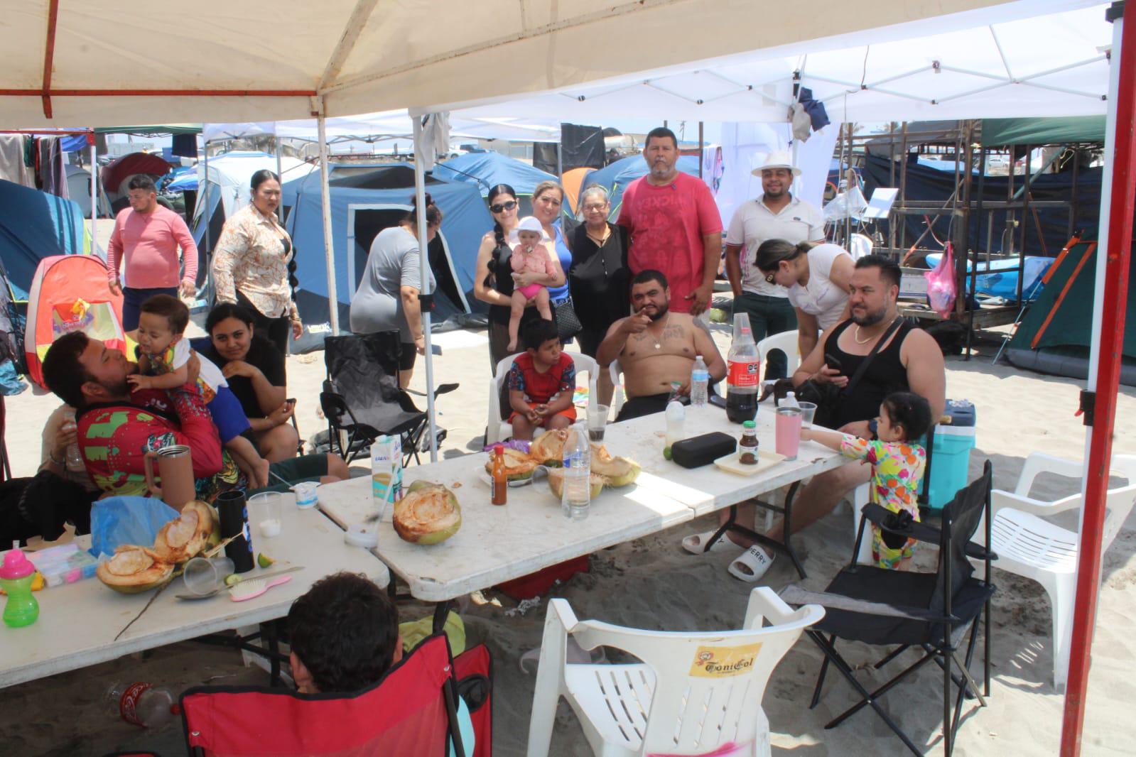 $!Desde hace 20 años, la familia García Luna cumple su cita de acampar en playa Caimanero