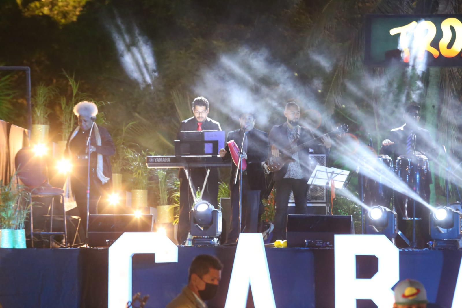 $!Maritza Montero y la Falsa Orquesta Cubana