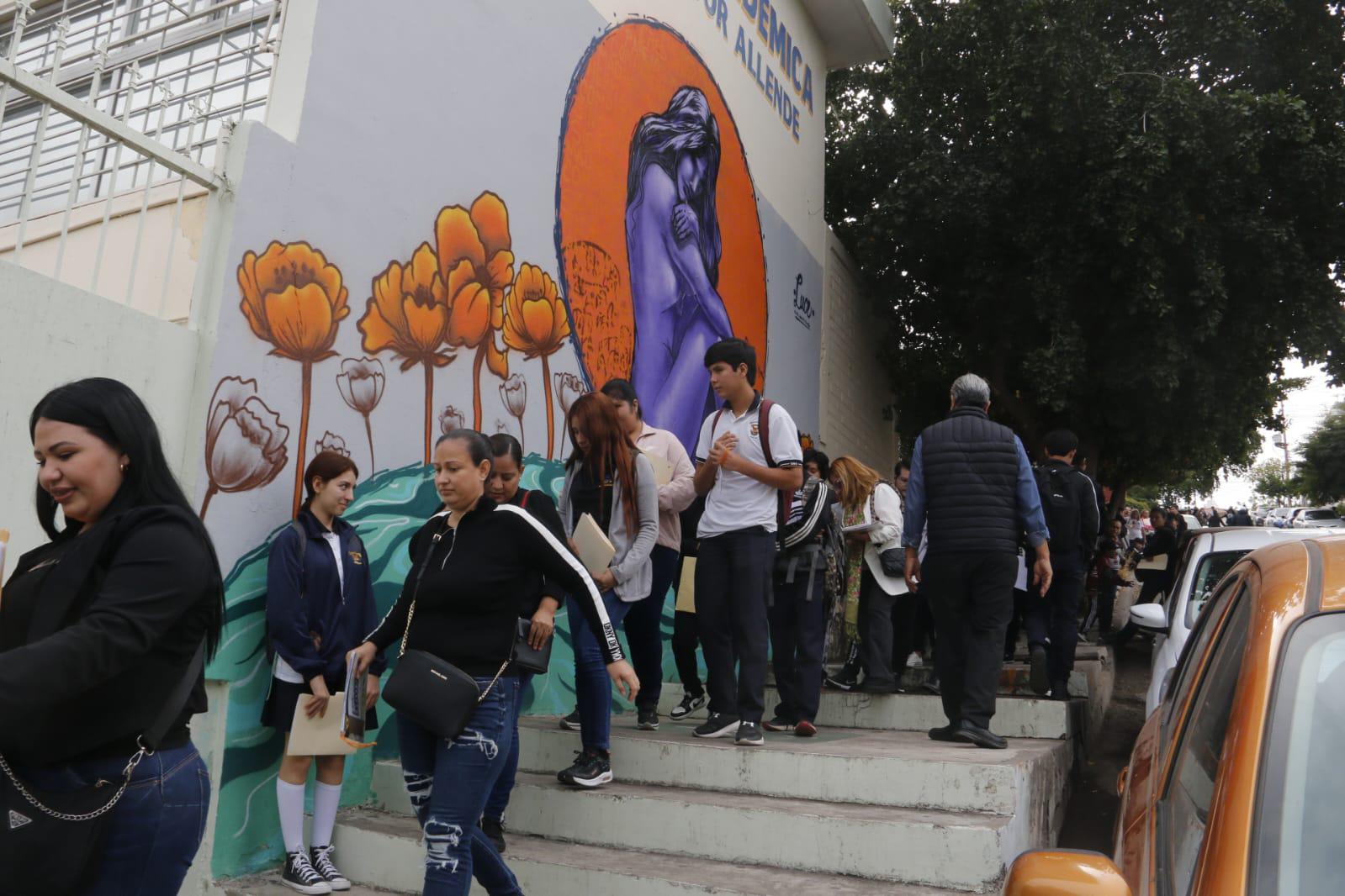 $!Doctor Feis y estudiantes pintan mural que promueve el respeto hacia las mujeres, en Culiacán