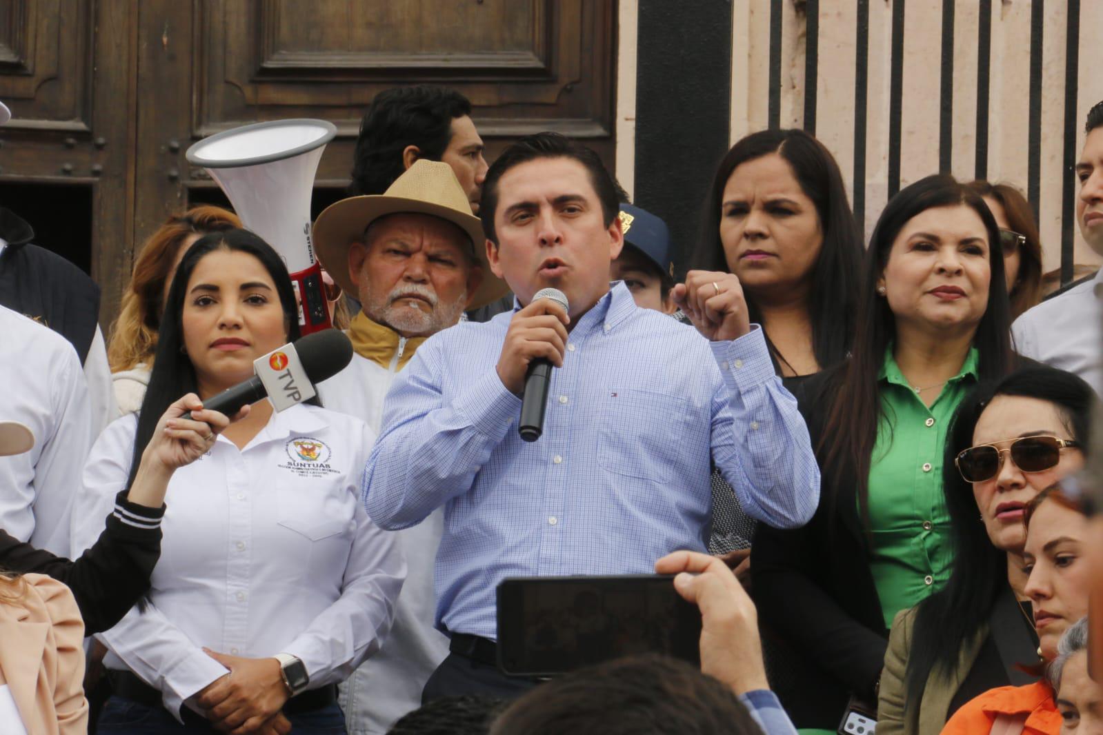 $!Moviliza la UAS a su personal y toma la avenida Obregón en Culiacán