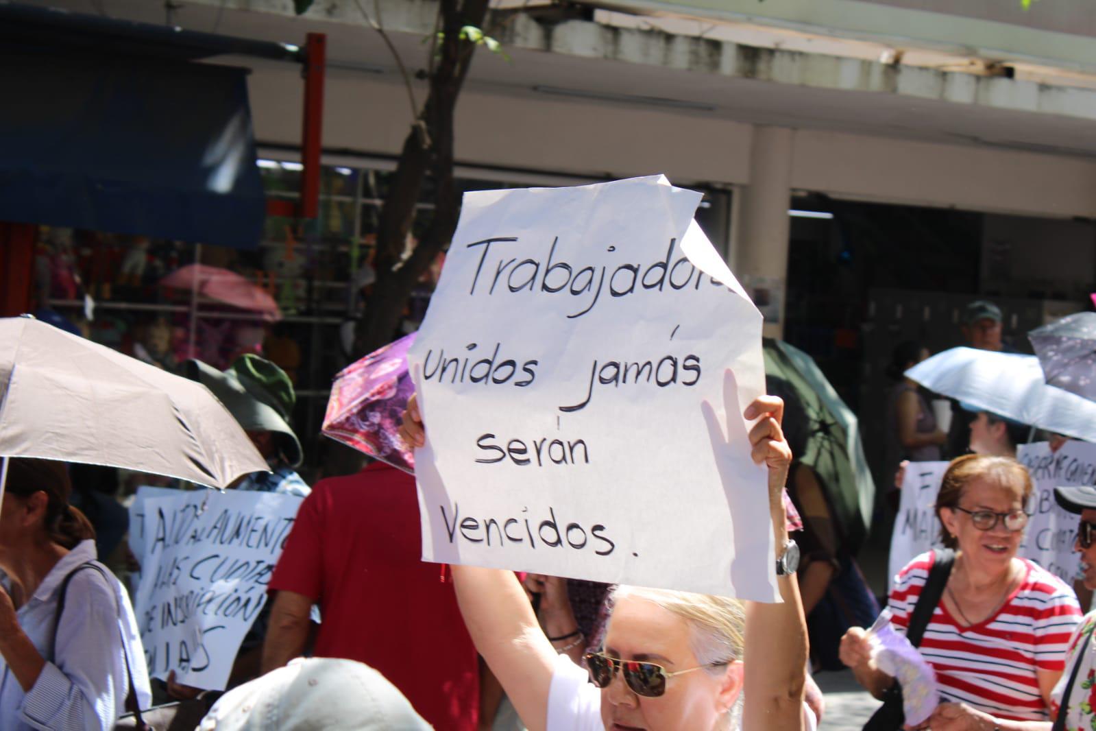 $!Jubilados de la UAS se manifiestan contra reingeniería financiera