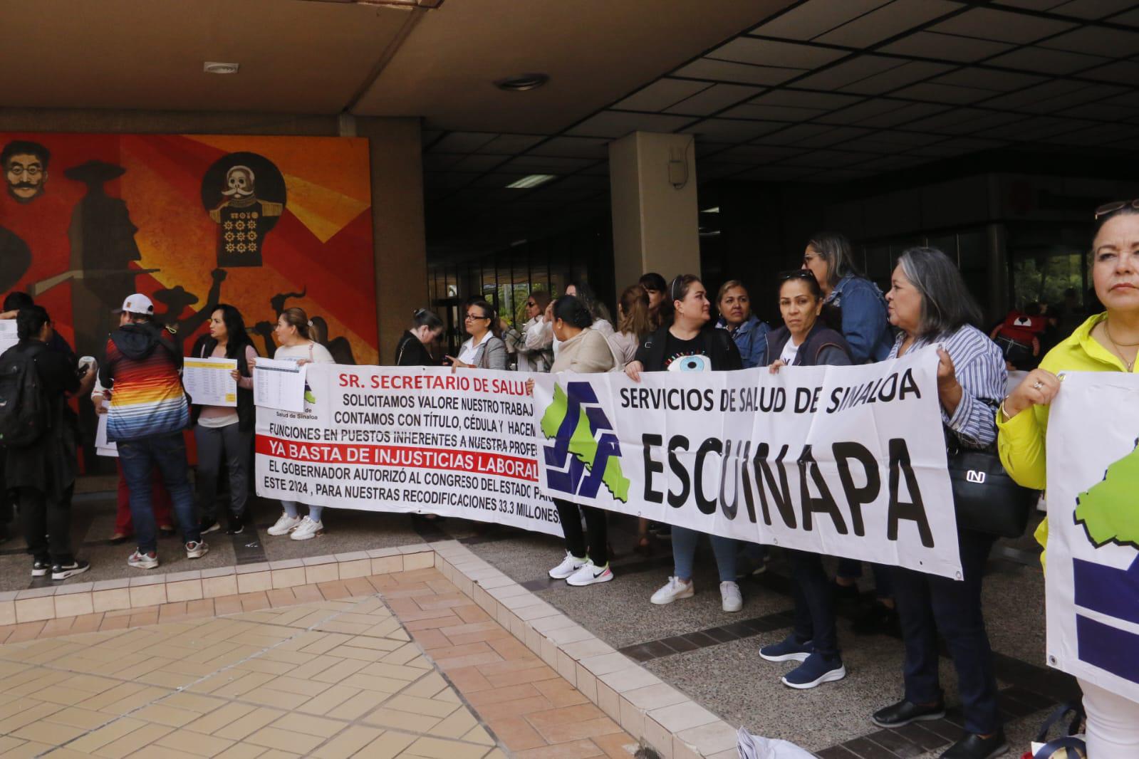 $!Trabajadores de Salud en Sinaloa se enfrentan con Secretario; le piden recodificación