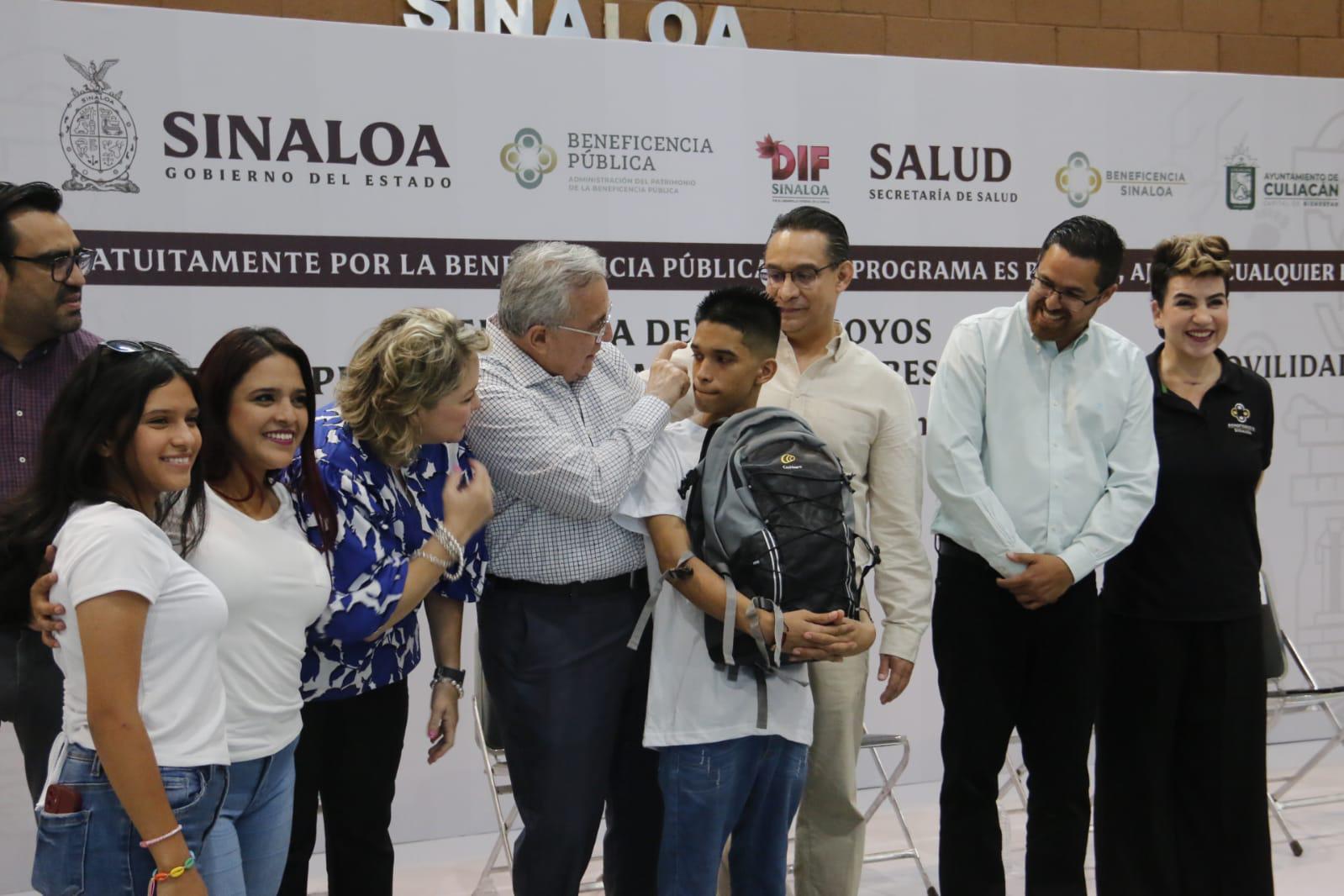 $!Entrega Gobierno de Sinaloa aparatos auditivos y apoyos de movilidad