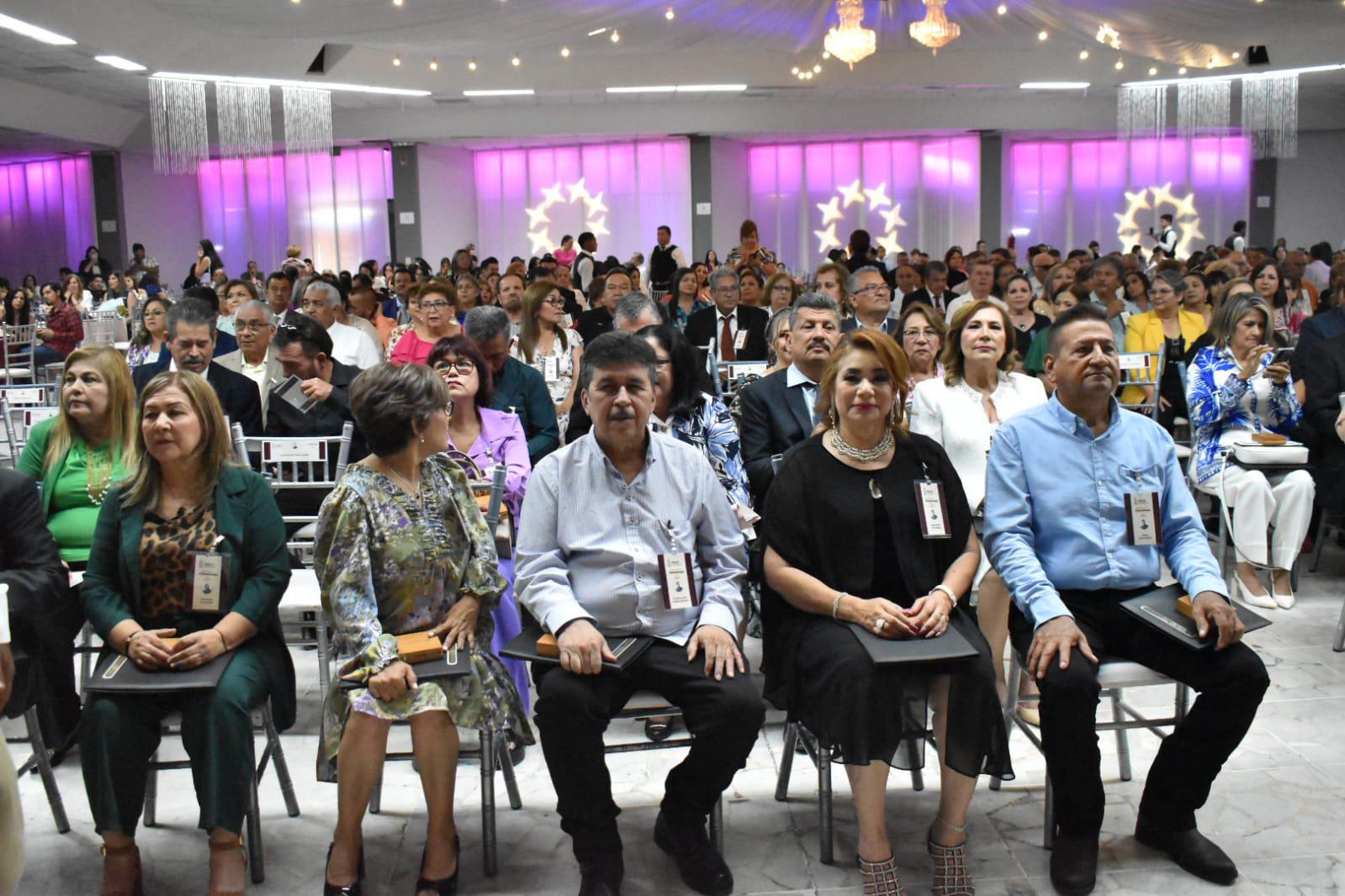 $!Reconocen a 172 maestros sinaloenses con 40 años de servicio