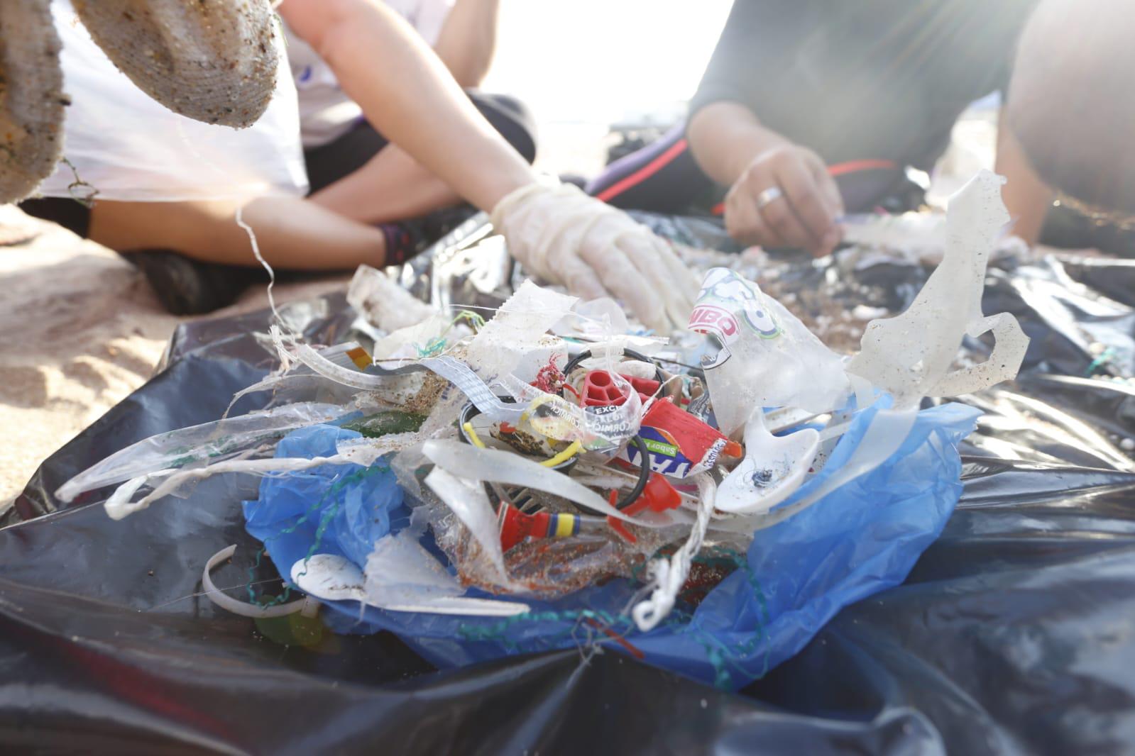 $!Nuevo Acuario y voluntarios retiran de las playas de Mazatlán 355 kilos de residuos nocivos
