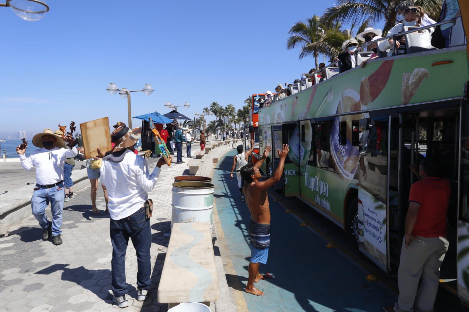 $!Mazatlán vive este miércoles una fiesta turística por la llegada de tres cruceros