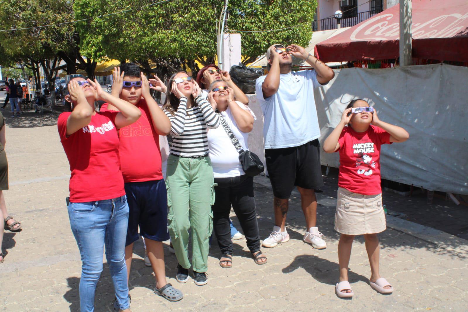 $!Entre gritos de júbilo, locales y turistas aprecian Eclipse Solar en Rosario