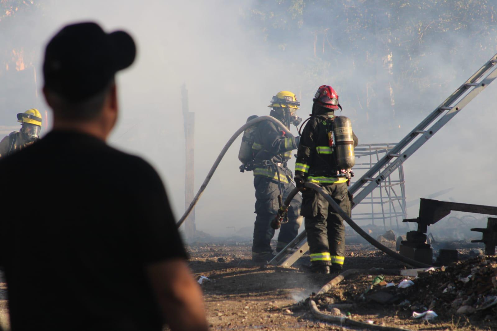 $!Se incendia remolque con basura y maleza en la colonia Felipe Ángeles, en Culiacán