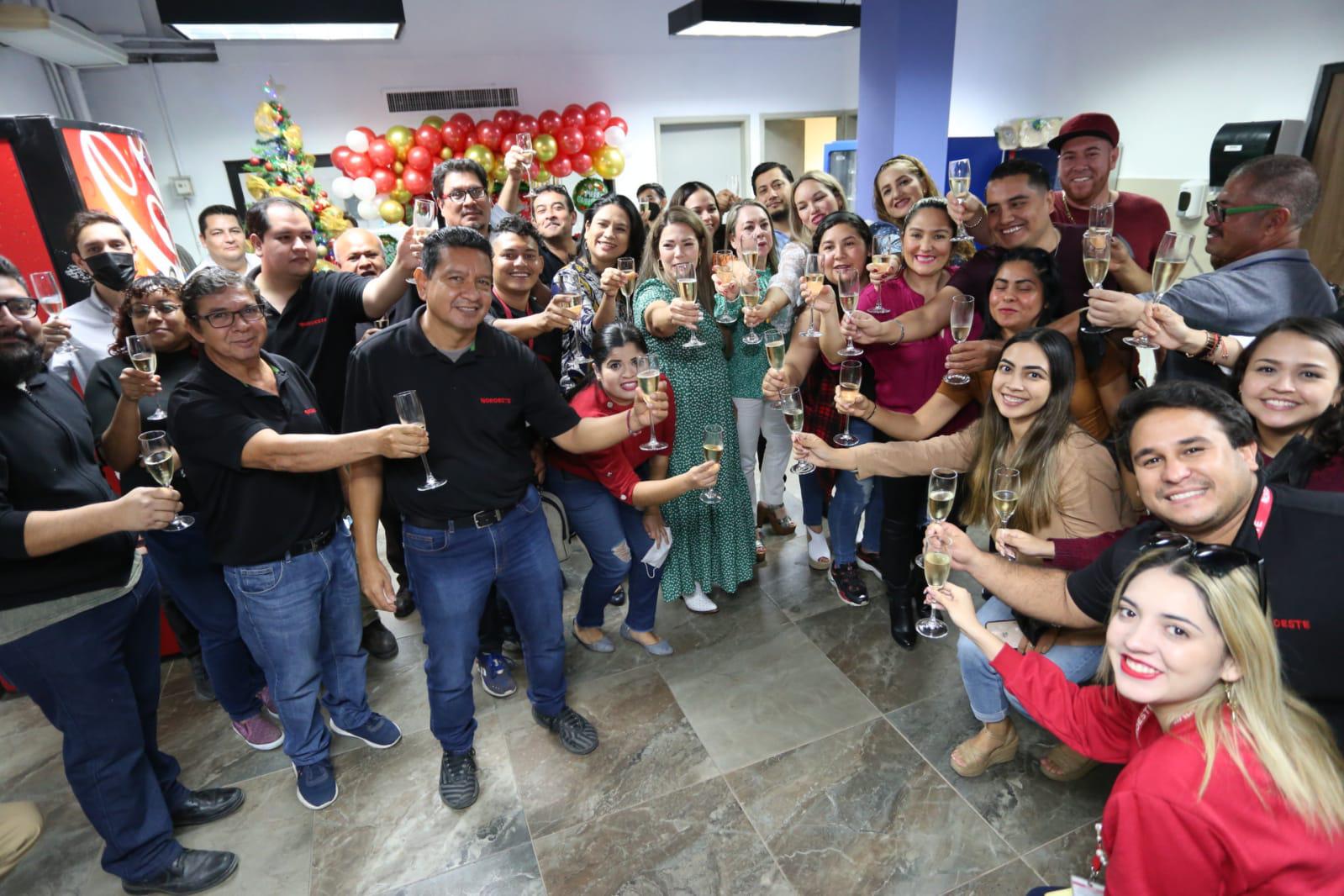 $!El equipo de Noroeste Mazatlán brinda por una feliz Navidad.