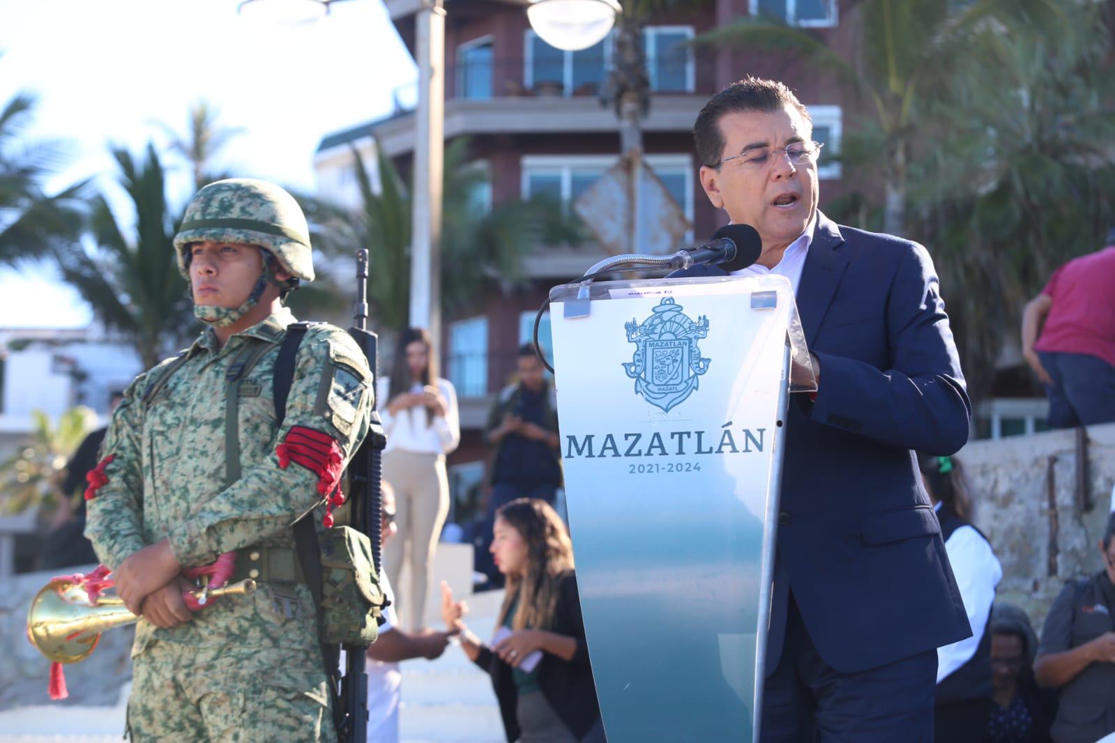 $!Celebran en Mazatlán natalicio de Benito Juárez