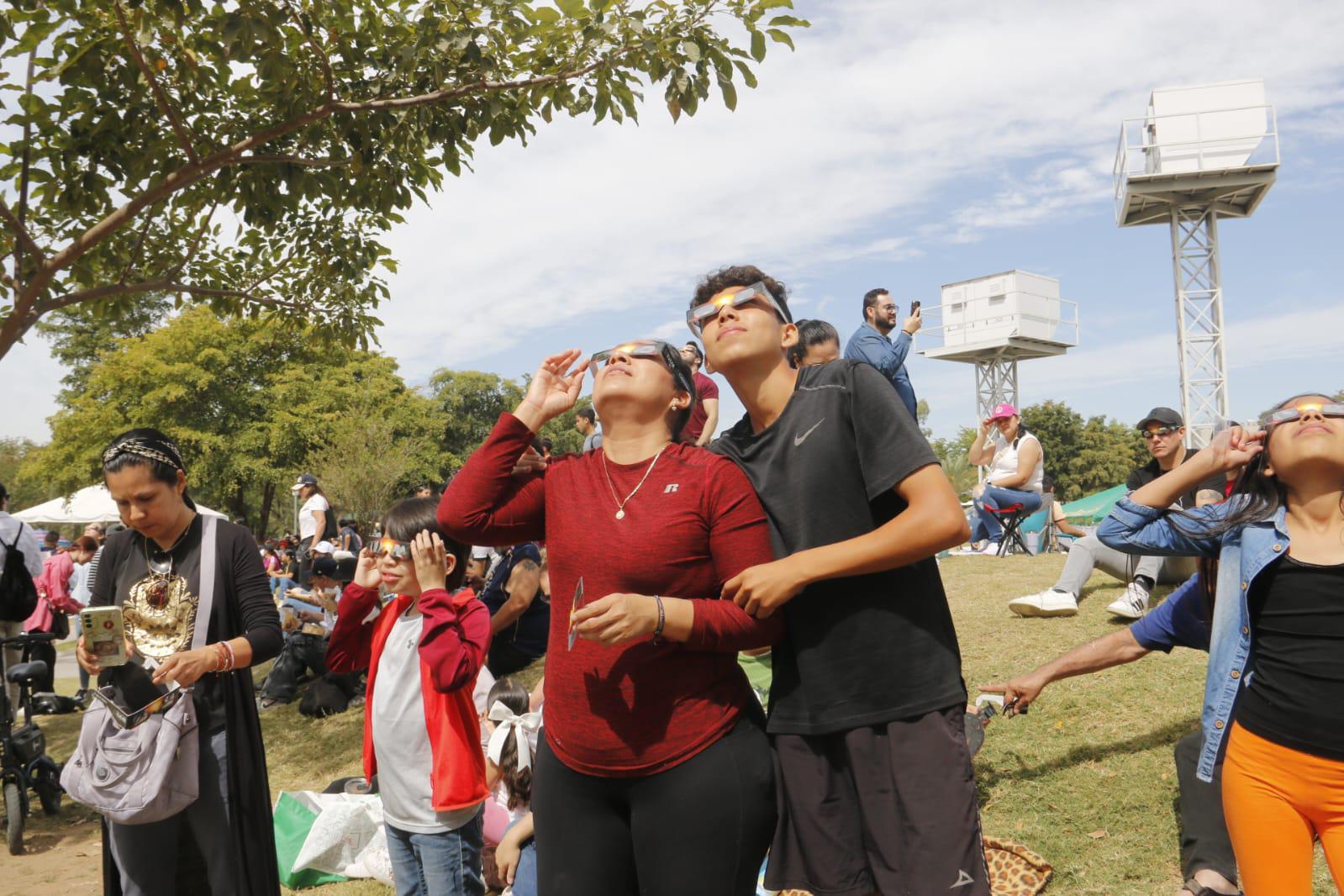 $!Fase máxima del Eclipse Solar paraliza a observadores en Centro de Ciencias de Culiacán