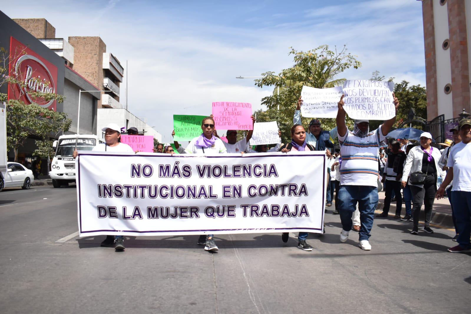 $!Decenas de vendedores de playa de Mazatlán protestan en Culiacán