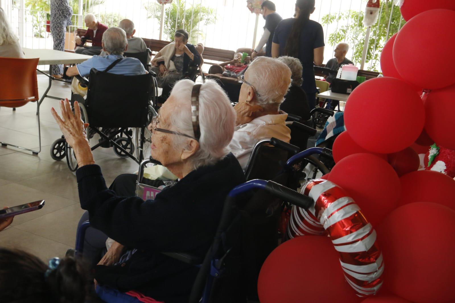$!Abuelitos de Casa del Carmen, en Culiacán, celebran Navidad