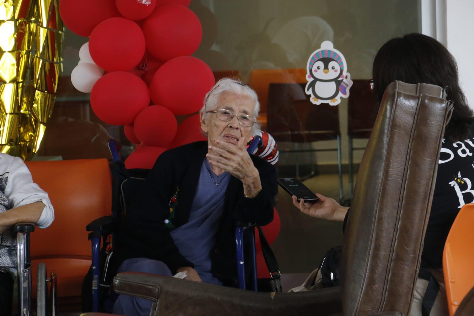 $!Abuelitos de Casa del Carmen, en Culiacán, celebran Navidad