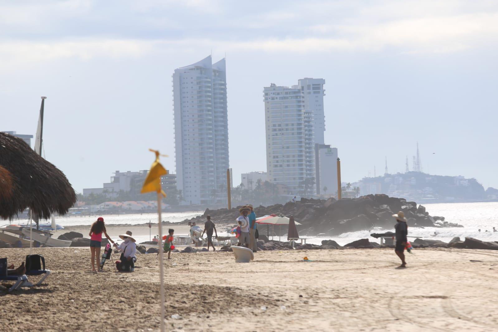 $!Playas de Mazatlán reciben a decenas de bañistas este inicio de año