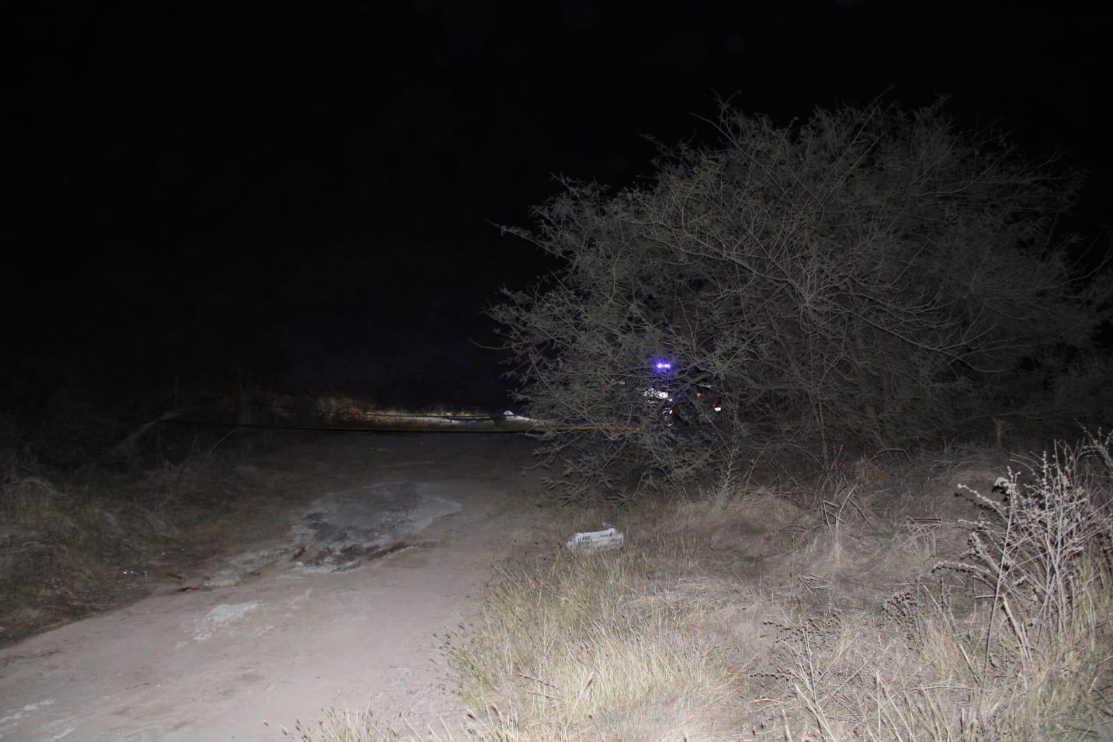 $!Hallan a un hombre sin vida golpeado y envuelto en cobijas en carretera estatal de Rosario