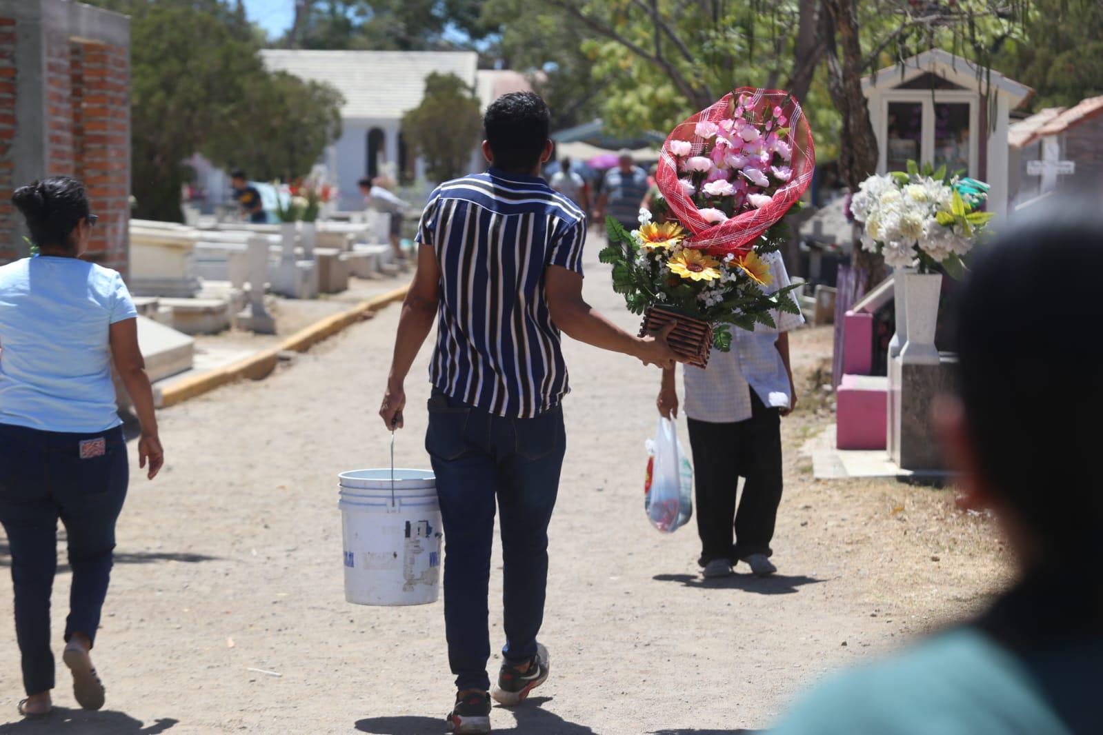 $!Acuden centenares de personas a panteones de Mazatlán el Día de las Madres