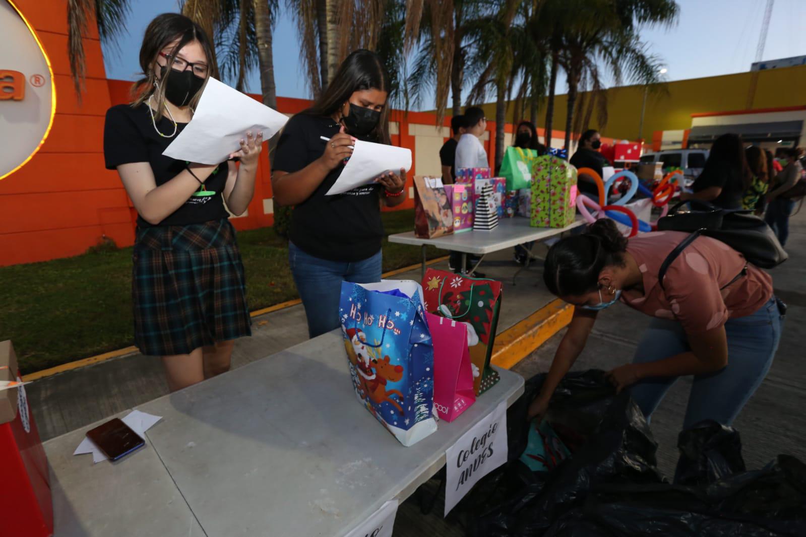 $!Fue en el estacionamiento de una gasolinera del puerto, donde la ciudadanía hizo presente su solidaridad y amor hacia el prójimo.