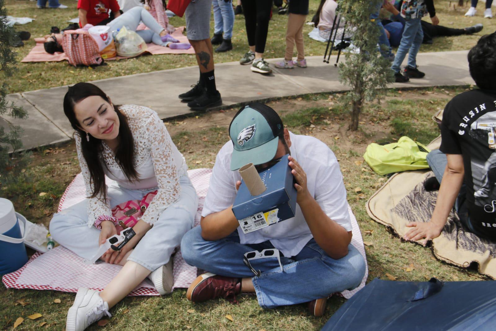 $!Fase máxima del Eclipse Solar paraliza a observadores en Centro de Ciencias de Culiacán