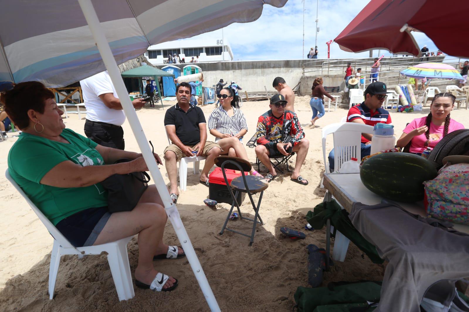 $!Disfrutan miles de personas de las playas de Mazatlán este Jueves Santo