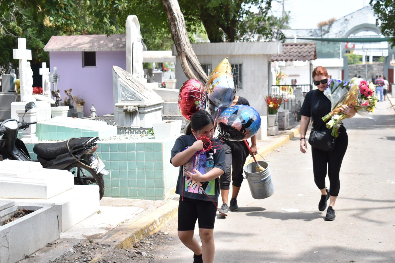 $!Con flores, veladoras y recuerdos colorean panteones este Día del Padre en Culiacán
