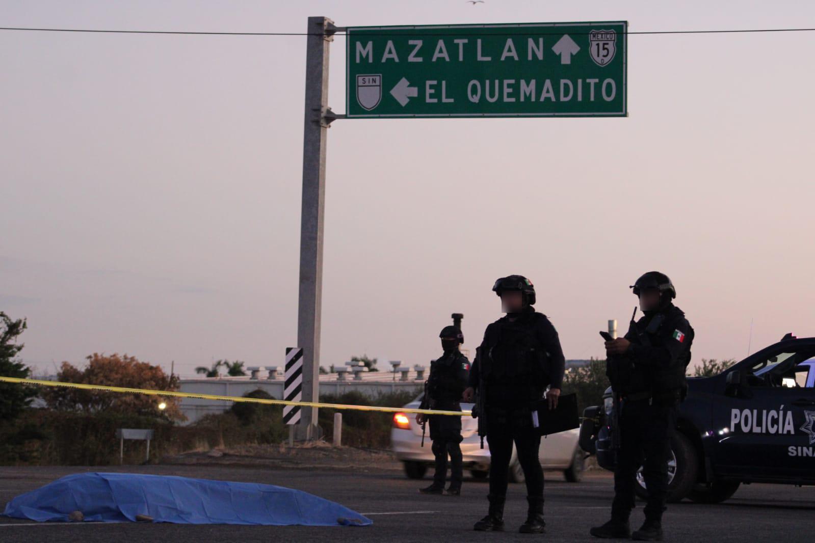 $!Hallan cuerpo envuelto en plástico sobre la autopista Culiacán-Mazatlán