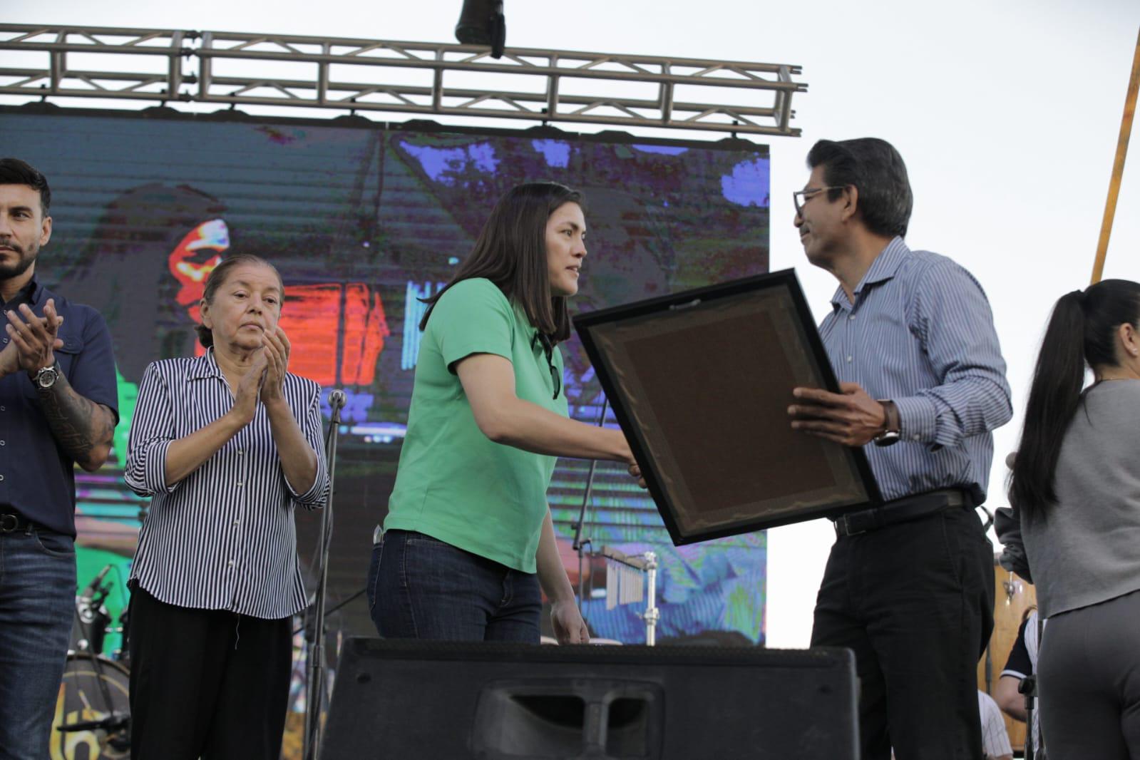 $!María del Rosario Espinoza es aclamada en Guasave