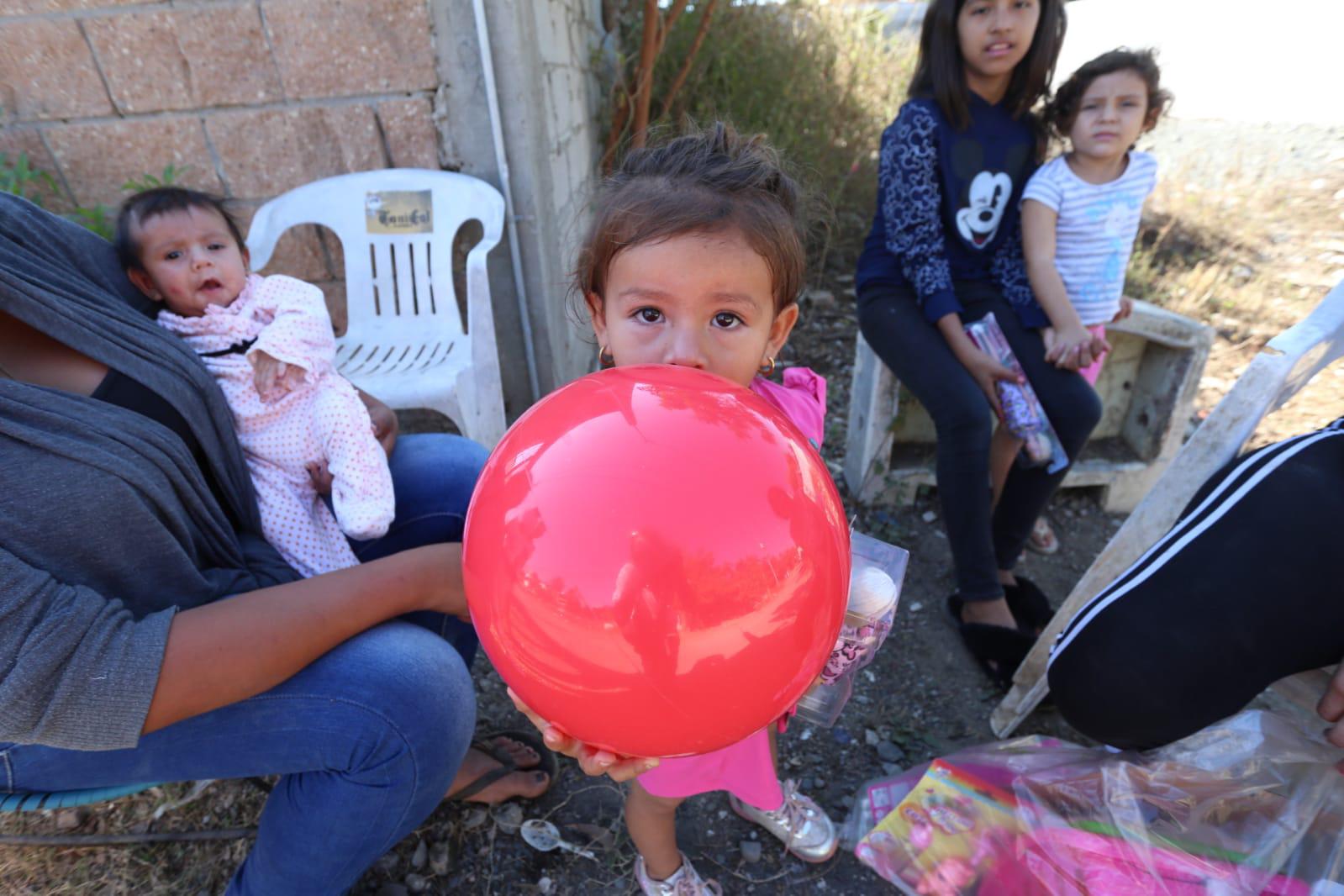 $!SÉ UN REY MAGO | A niños y niñas de Mazatlán los sorprenden los Reyes Magos este día