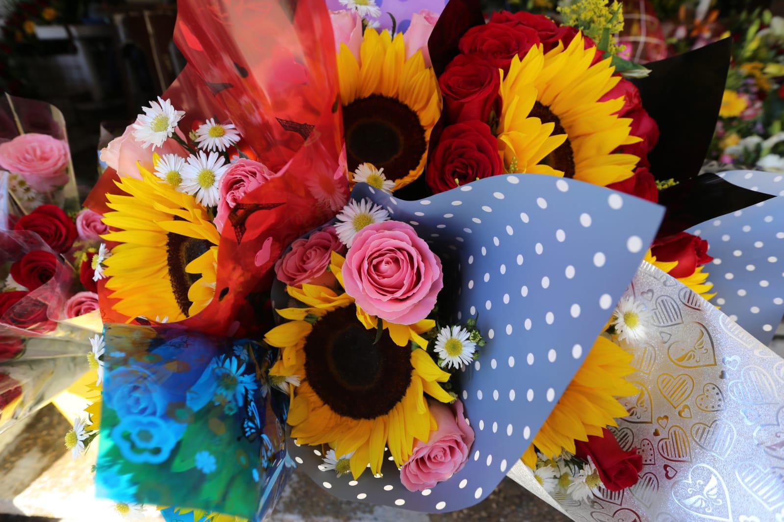 $!Floristas de Mazatlán llaman a comprar flores en locales establecidos para San Valentín