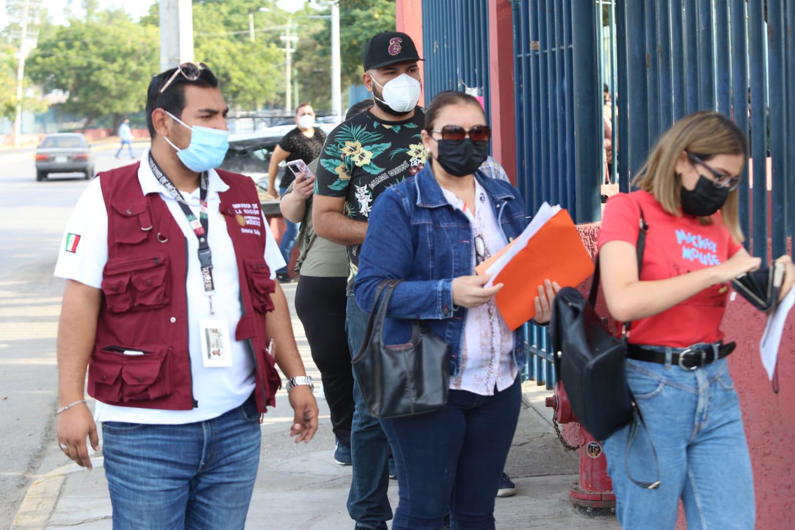 $!Aplican a docentes vacuna de Moderna en el Polideportivo de la UAS en Mazatlán