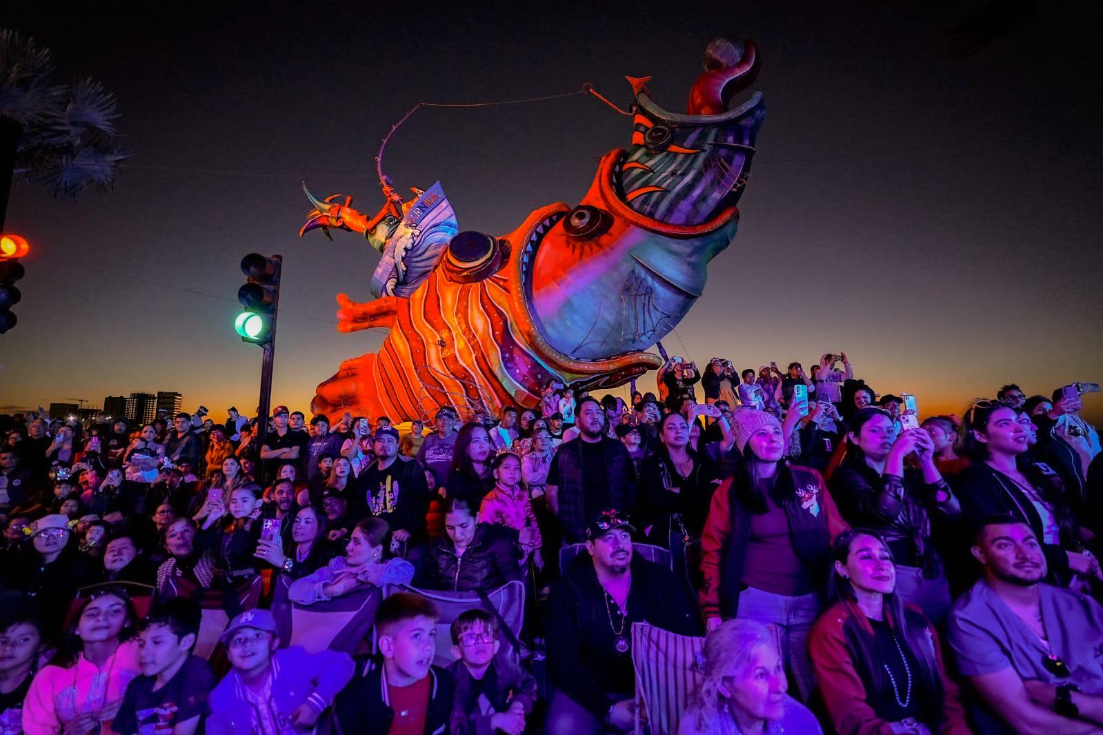 $!Miles se congregaron por el malecón de Mazatlán para apreciar el desfile.