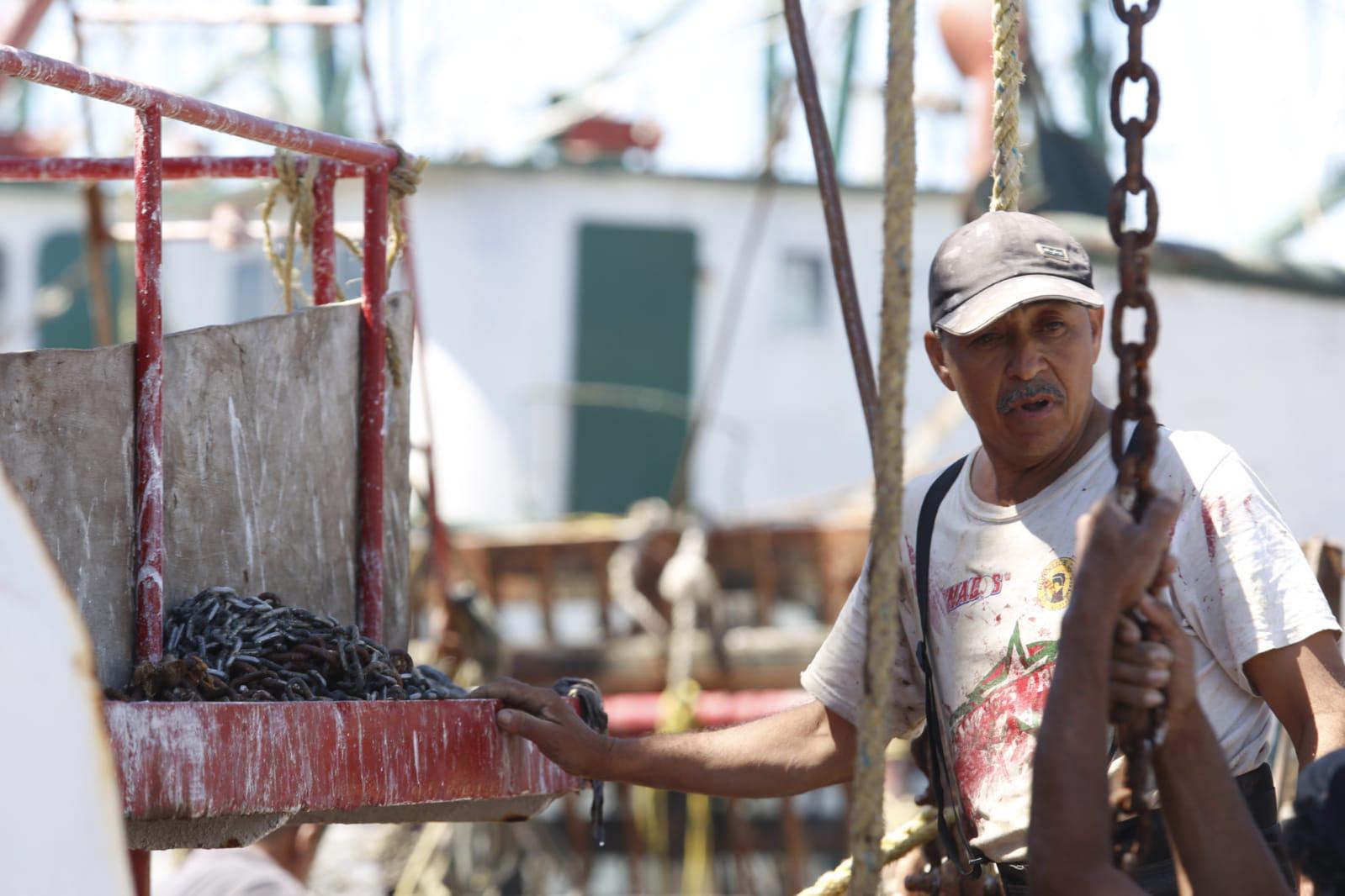 $!Pescadores mazatlecos exigen frenar a ‘changueros’ en el inicio de la veda
