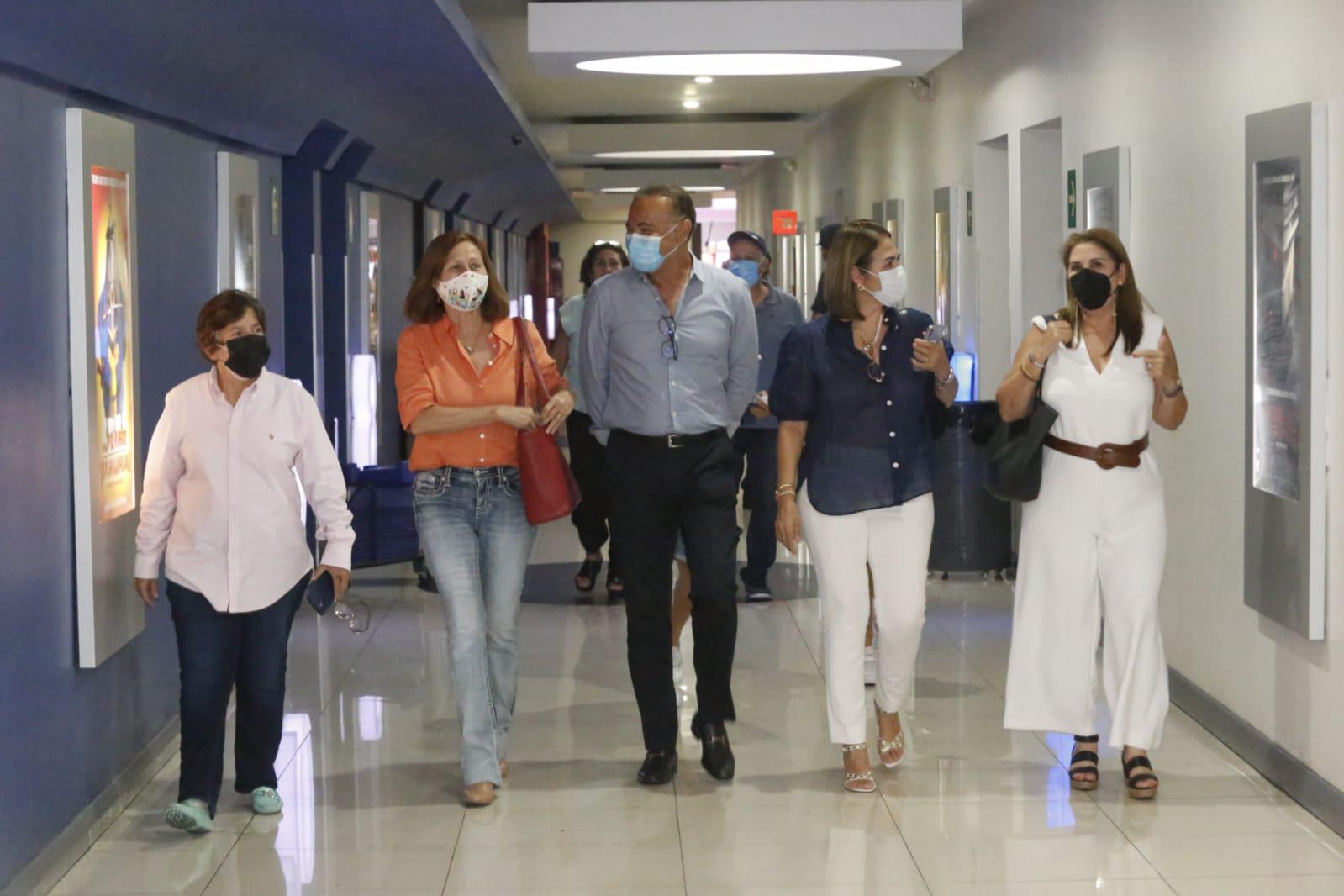 $!La Secretaria de Economia Tatiana Clouthier y el empresario pesquero Humberto Batista.