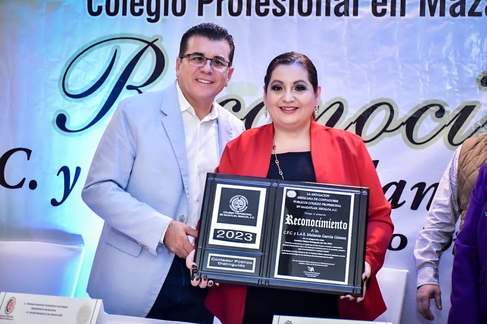 $!Melania García Gómez recibe el galardón como Contador Público Distinguido 2023