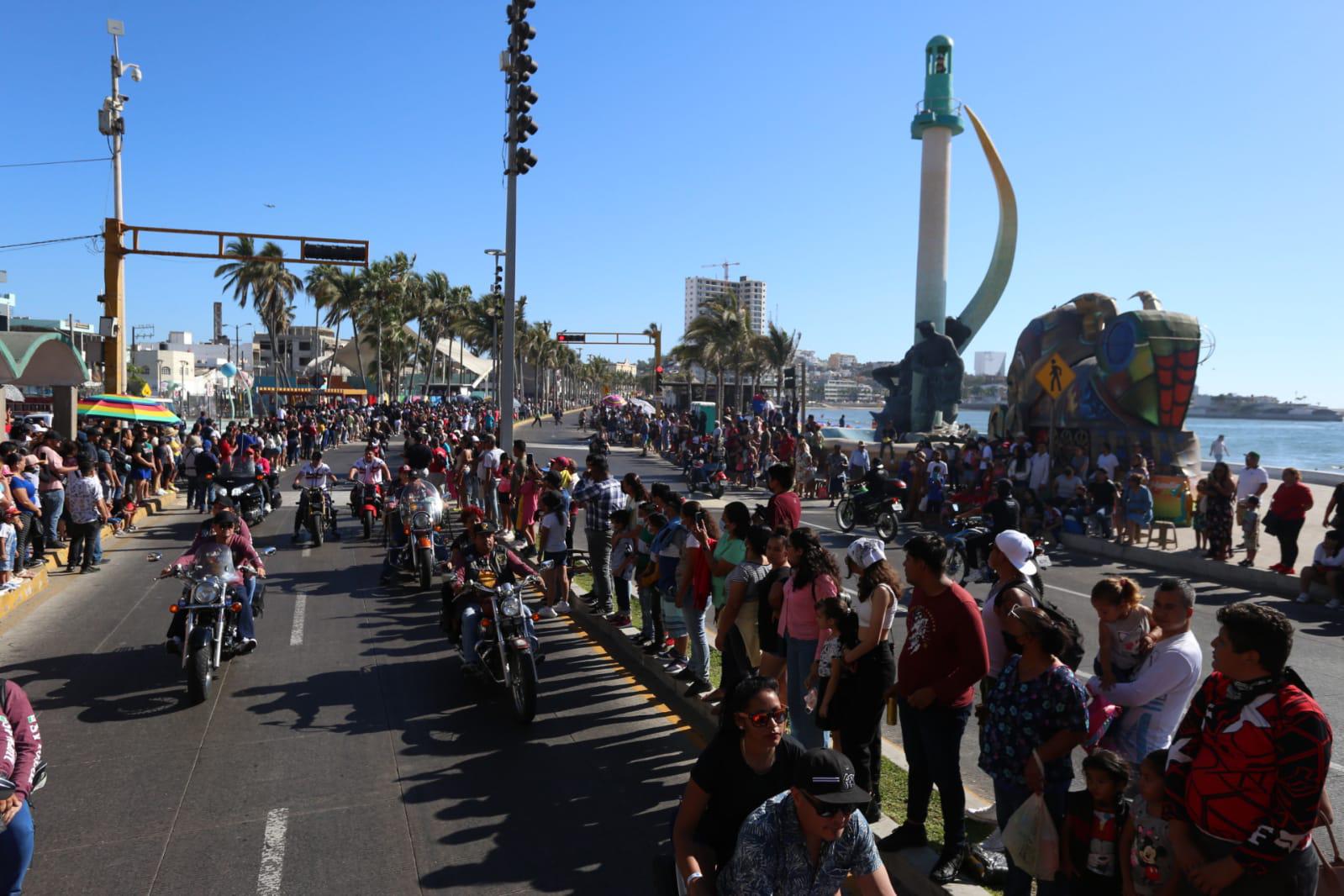 $!Vibran las motos en desfile por el malecón de Mazatlán