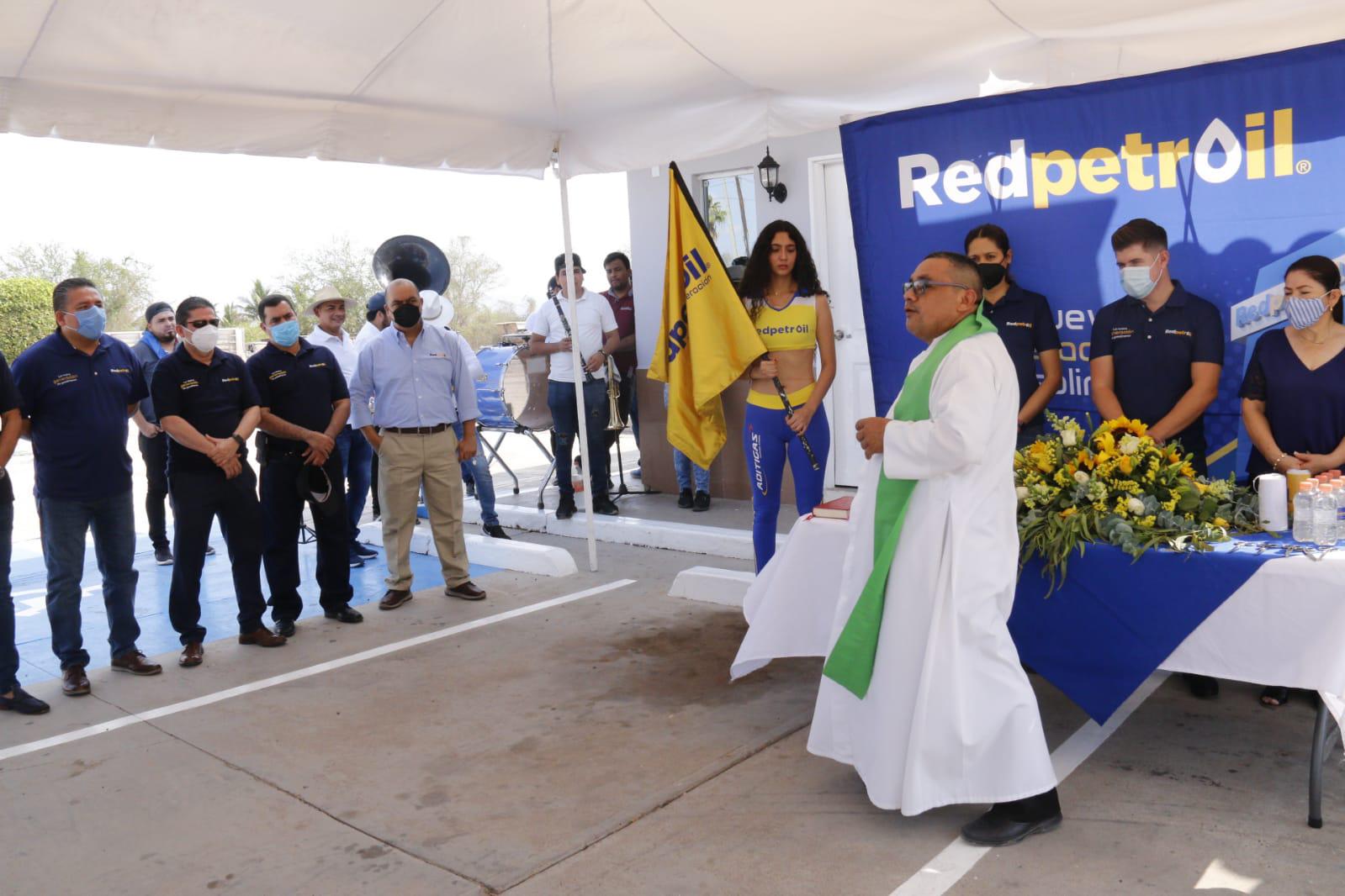 $!El padre Jesús Vinicio realiza la bendición de las estaciones.