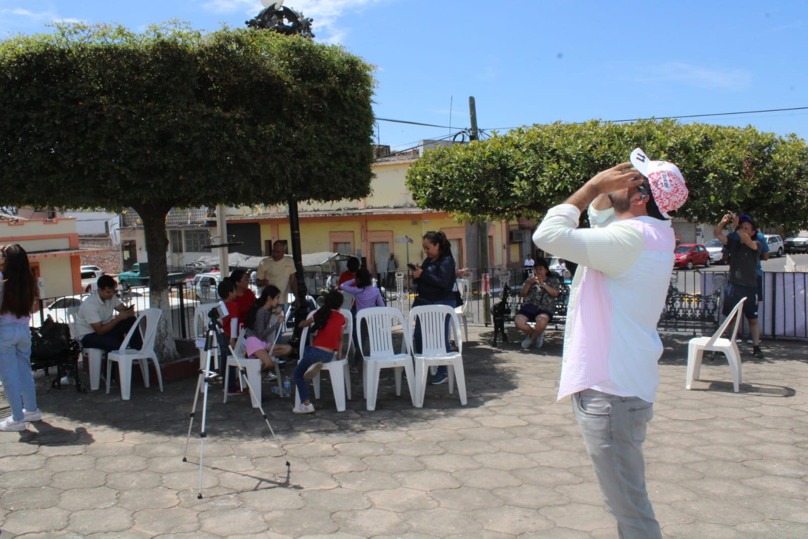 $!Entre gritos de júbilo, locales y turistas aprecian Eclipse Solar en Rosario