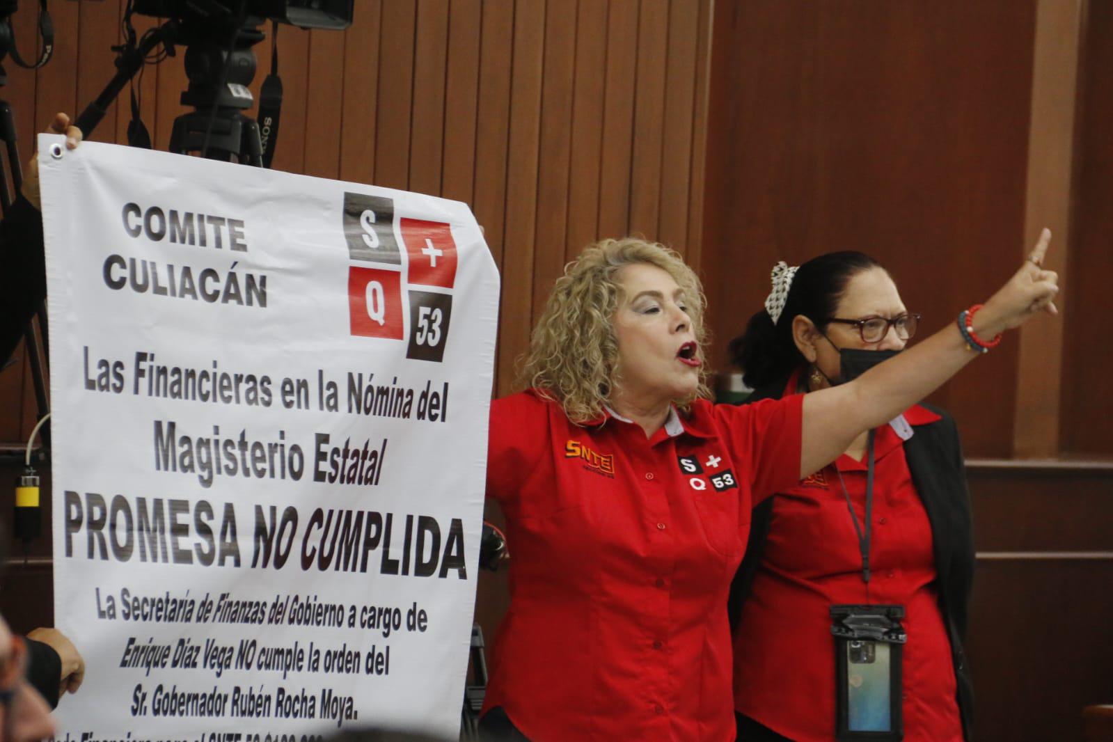 $!Personal del SNTE 53 irrumpe en el Congreso de Sinaloa para denunciar descuentos en nómina