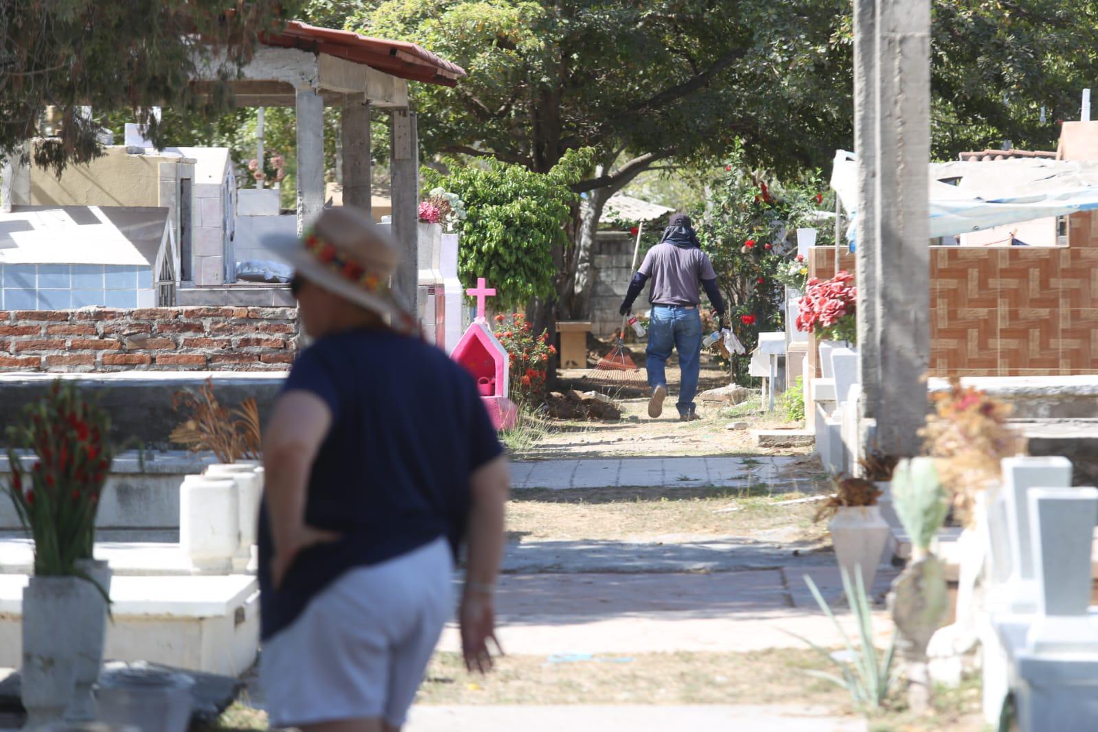 $!Limpian panteones de Mazatlán previo al Día de las Madres