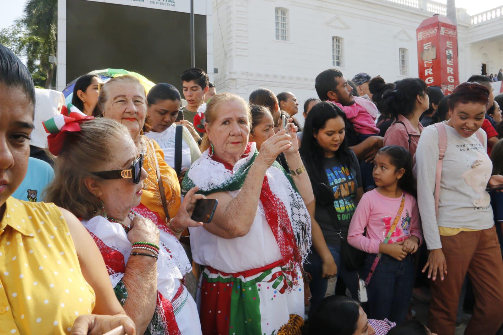 $!Disfrutan culiacanenses del desfile del Día de la Revolución