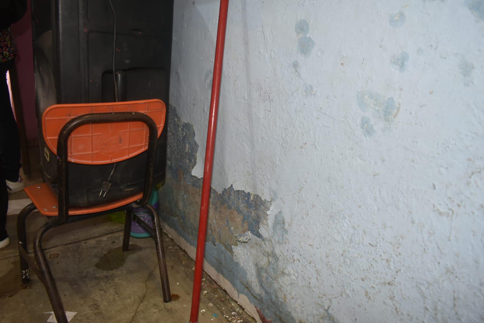 $!Madres de familia rescatan de entre el lodo la primaria de sus hijos cada vez que llueve, en Mocorito