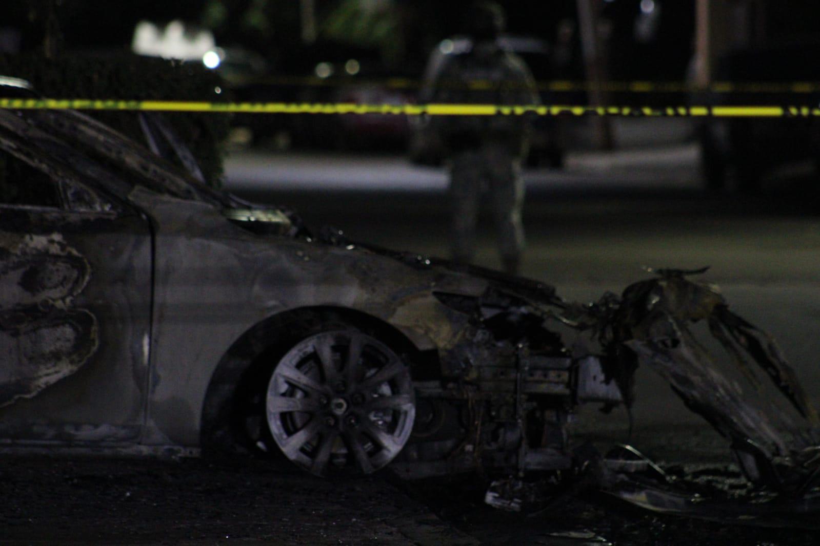 $!Incendio deja una vivienda dañada y un auto calcinado en la 21 de Marzo, en Culiacán