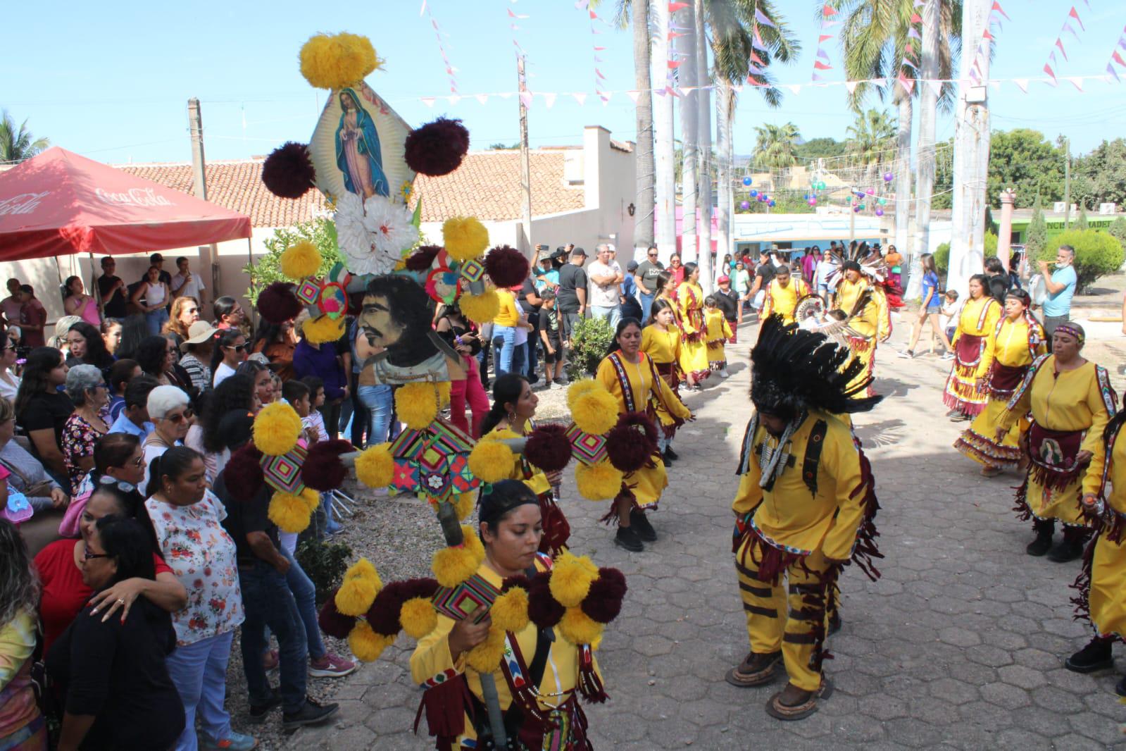 $!Comparten pastel y piñata monumental por el 493 aniversario del Mestizaje en Chametla