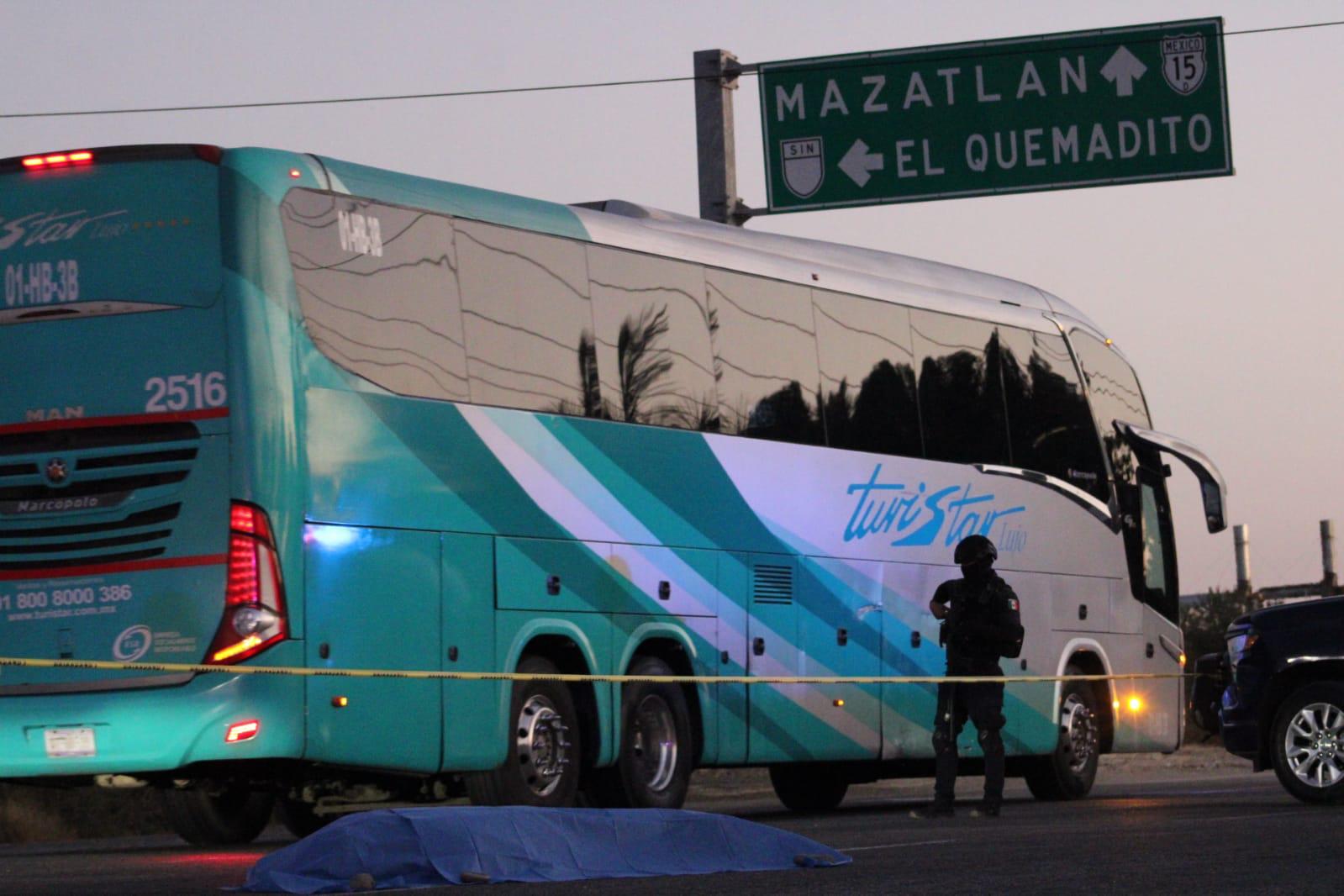 $!Hallan cuerpo envuelto en plástico sobre la autopista Culiacán-Mazatlán
