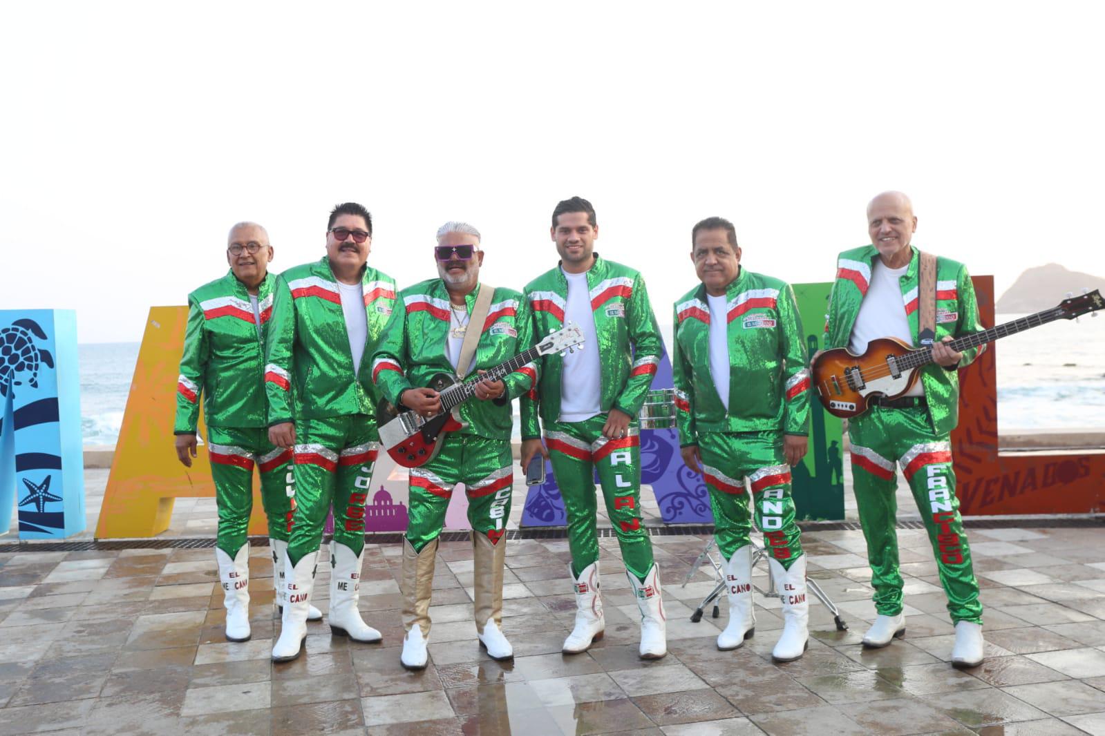 $!Sorprende Su Majestad Mi Banda El Mexicano a turistas y locales en las letras de Mazatlán