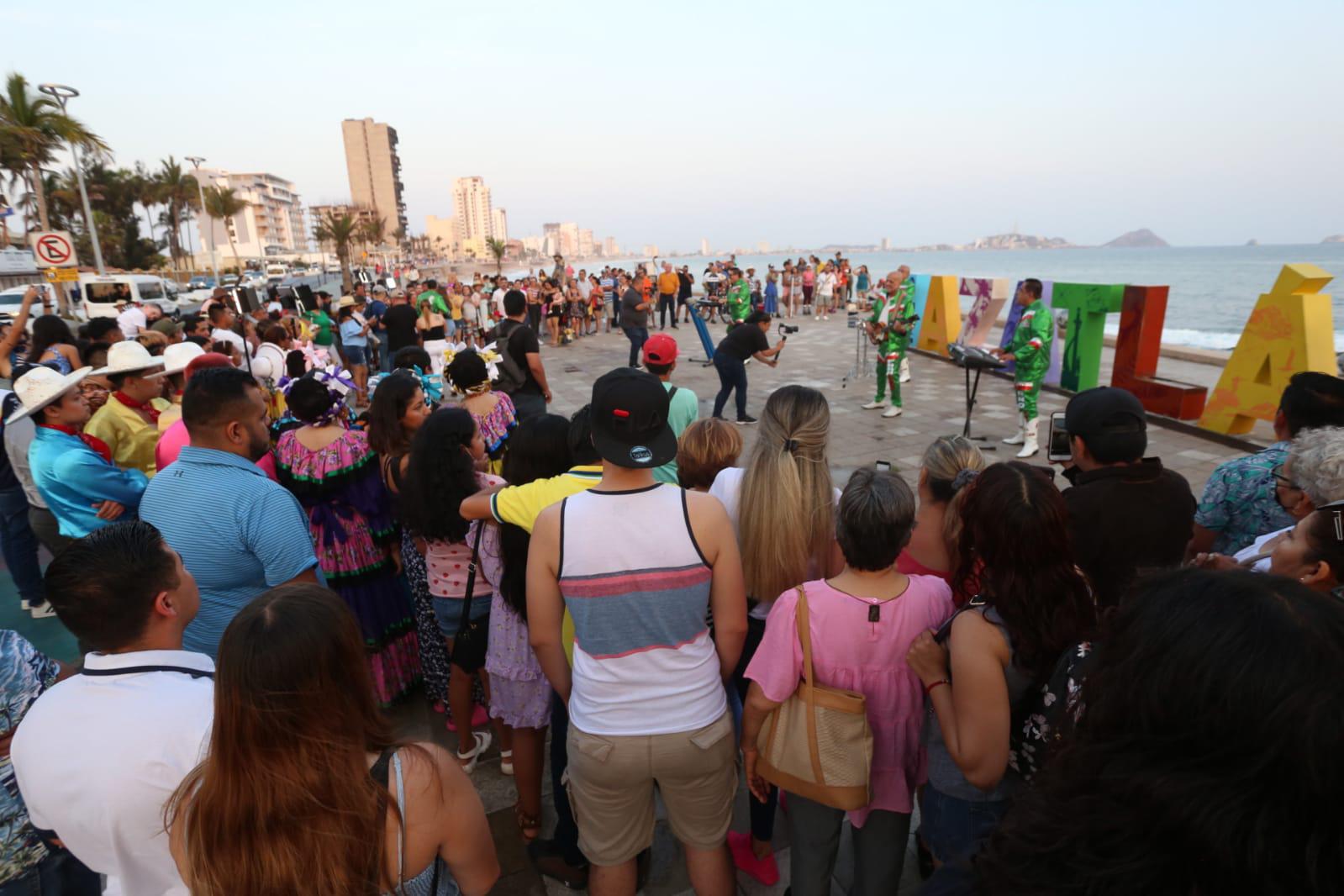 $!Sorprende Su Majestad Mi Banda El Mexicano a turistas y locales en las letras de Mazatlán