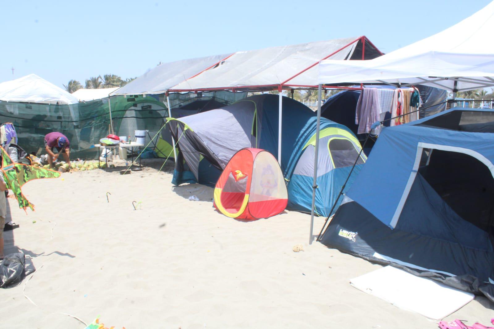 $!Desde hace 20 años, la familia García Luna cumple su cita de acampar en playa Caimanero