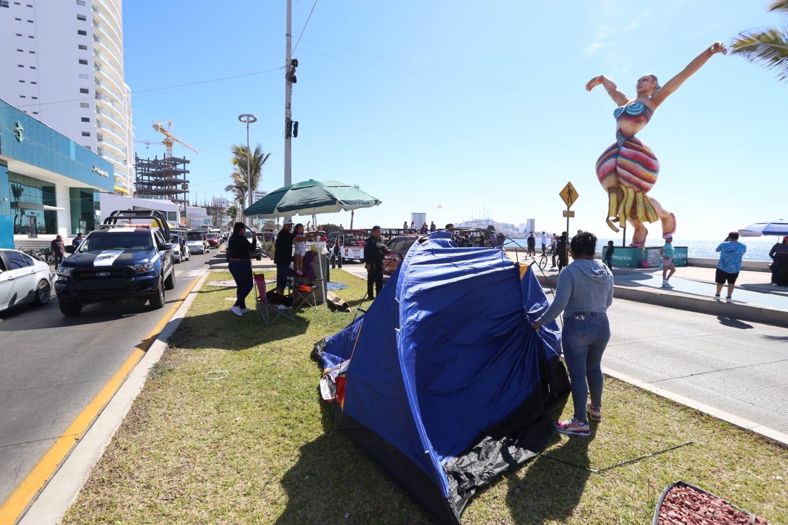 $!Retiran a personas que apartaban lugares en camellón por desfile de Carnaval