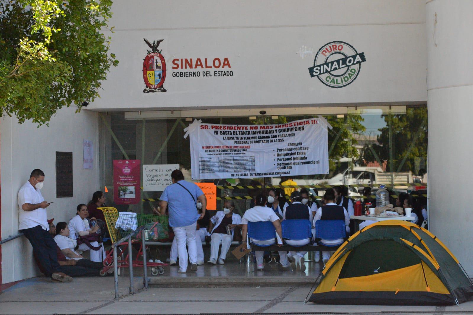 $!Estalla conflicto estatal en Salud; trabajadores por contrato exigen bases