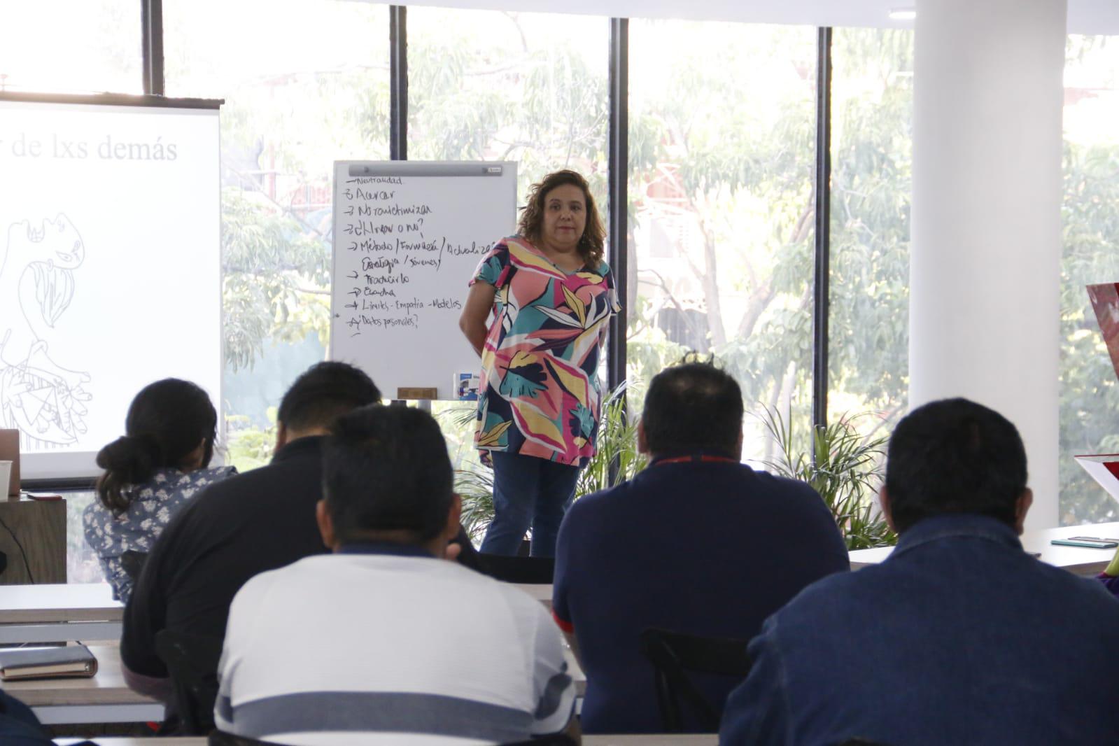 $!Mostrar el dolor sin revictimizar; Marcela Turati imparte charla sobre coberturas de víctimas a periodistas sinaloenses